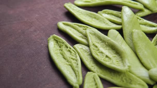 Foglie Spinaci Pasta Verde Una Superficie Rustica Legno Maccheroni Fatti — Video Stock
