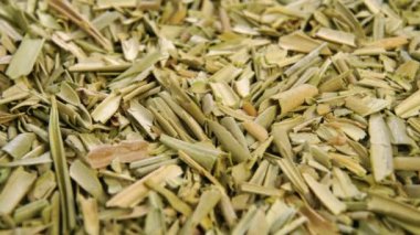 Kurutulmuş zeytin yaprakları. Sağlıklı bitkisel çay ezilmiş malzeme. Makro. Döndürme