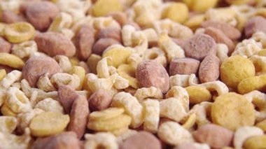 Kuru çikolatalı pirinç gevreği, kinoa ve mısır. Makro. Döndürme. Sağlıklı lif kahvaltısı.