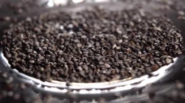 Süper yiyecekler tabakta Chia tohumları kurutur. Omega-3 tahıl takviyesi. Makro. Döndürme