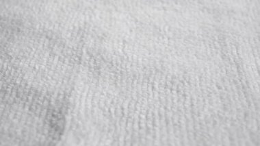 Gri mikrofiber tozluk. Mikro fiber bez. Makro. Döndürme. Fiber kumaş