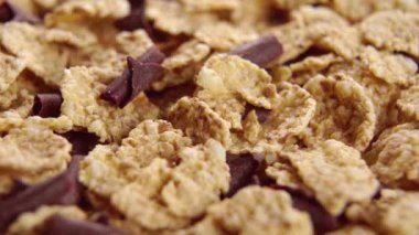 Çikolata parçacıklı buğday gevreği. Müsli kakao kıvırcık. Makro. Döndürme