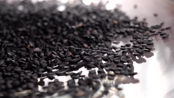 Черные Семена Кунжута Медленно Вращаются Блестящей Стеклянной Тарелке Макро Выстрел — стоковое видео
