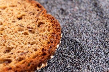 Maya ekmeği olmayan kırsal tahıl kabuğu. Haşhaş tohumlarının içinde. Makro. Seçici odaklanma. Sereal diyet gıda konsepti