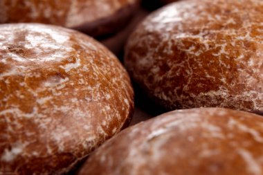 Bisküvi deseni. Kahverengi çikolatalı zencefilli ekmek. Makro. Noel kurabiyesi