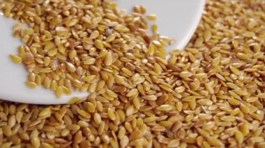 Beyaz kasede tam tahıllı keten tohumu. Tahıl lifleri sağlıklı gıda konsepti. Makro. Döndürme. Kuru tohumlar