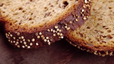 Köy ekmeği mayasız çıtır çıtır. Makro. Seçici odaklanma. Mısır gevreği diyeti. Döndürme