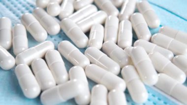 Koruyucu hijyenik maskeler için tıbbi tedavi hapları. Makro. Coronavirus için ağız ilacı. Döndürme