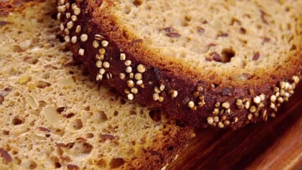 Dilimlenmiş Çavdar Ekmeği Tam Tahıllı Kabuklu Kırsal Ahşap Makro Döndürme — Stok video