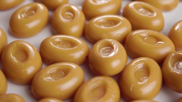 Słodycze Karmelowe Smaku Kremowej Czekolady Makro Wybiórcze Skupienie Brązowa Karmelka — Wideo stockowe