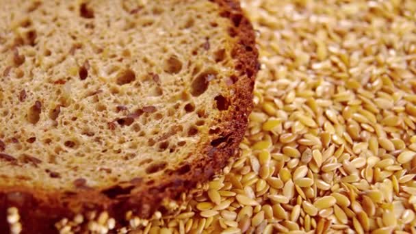 Keten Tohumlarının Içinde Tam Tahıllı Çavdar Ekmeği Dilimi Tahıl Lifleri — Stok video