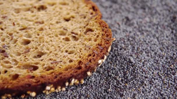 Pan Corteza Grano Rústico Sin Levadura Una Pila Semillas Amapola — Vídeo de stock