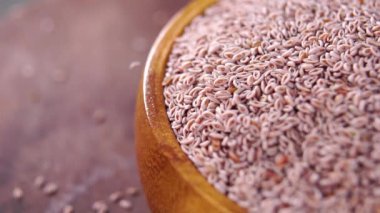 Dolu bir kâse psyllium (Ispagula) tohumu. Ağır çekimde düşüyorum. Makro. Süper yemek konsepti