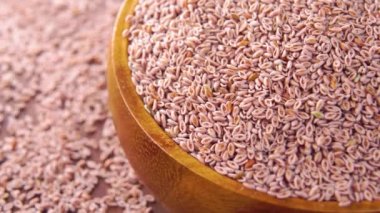 Bir kase dolusu psyllium taneli besin takviyesi. Kuru Hint isabgol tohumları. Makro. Döndürme. Mısır gevreği süper gıda konsepti