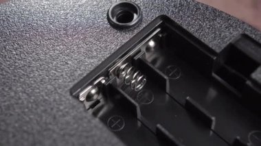 Siyah bir elektronik cihazın batarya yuvasına yakın çekim. Makro. Dönüş