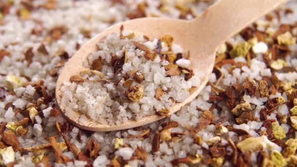 Assaisonnement Aux Herbes Dans Une Cuillère Bois Tas Sel Mélange — Video