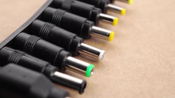 Sluiten Van Een Set Elektrische Stekkeradapters Voor Elektronische Gadgets Opladers — Stockvideo