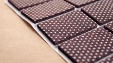 Koltuk bacağı yer koruyucusu, noktalı dokusu var. Kaymayan pedler. Makro. Döndürme