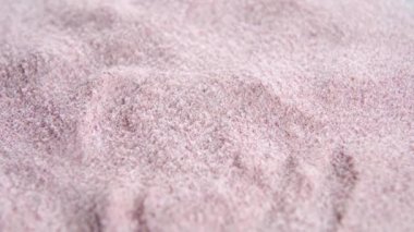 Soğuk algınlığı ve ateş için ilaç tozu. Grip için antiviral ilaç. Makro. Döndürme. Renkli kırmızı beyaz granüller