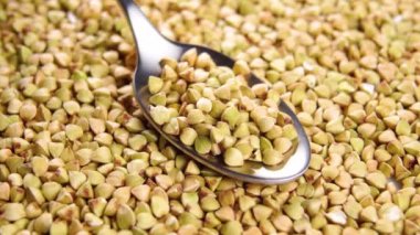 Kaşık içinde yeşil karabuğday taneleri. Makro. Sağlıklı çiğ vejetaryen yemeği. Makro. Döndürme