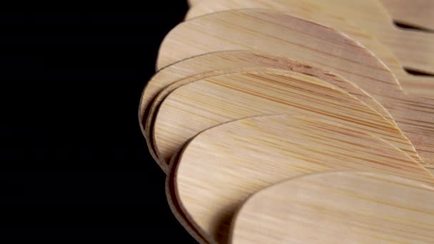 Cuillères Bois Bambou Sur Fond Noir Gros Plan Macro Rotation — Video