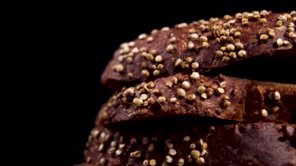 Kenarları Çekirdekli Tam Tahıllı Çavdar Ekmeği Siyah Bir Arka Planda — Stok video