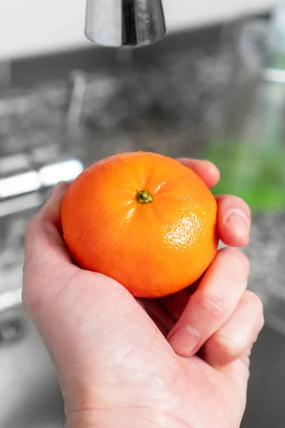 Verse Schone Oranje Mandarijn Hand Boven Gootsteen Met Kraan Groene — Stockfoto