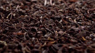 Saf siyah çay yaprakları. Kırmızı Çin çayı. Makro. Döndürme