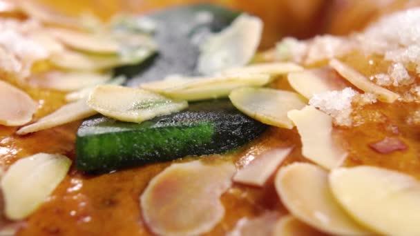 スペインの王ケーキエピファニーの日のために 砂糖漬けの果物 ナッツとロスカ レイエス 伝統的なパンのお祭り騒ぎ — ストック動画