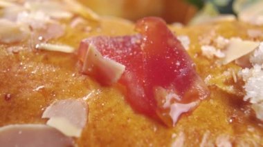 Epifani günü için İspanyol Kral pastası. Şekerli meyve, şeker ve fındıklı Roscon veya rosca de reyes. Geleneksel ekmek dolu şenlik