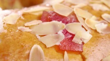Roscon de Reyes 'i meyve ve fındıkla pişirdim. Geleneksel krallar günü ekmeği. Epifani pastası. İspanyol gülü. Makro. Döndürme
