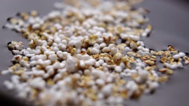 Suda amaranth tohumları pişiriyorum. Tahılları yavaş çekimde ıslatmak. Makro. Süper yemek konsepti