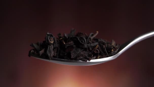 Повна Чайна Ложка Чистого Чорного Китайського Чаю Повільно Падає Сухе — стокове відео