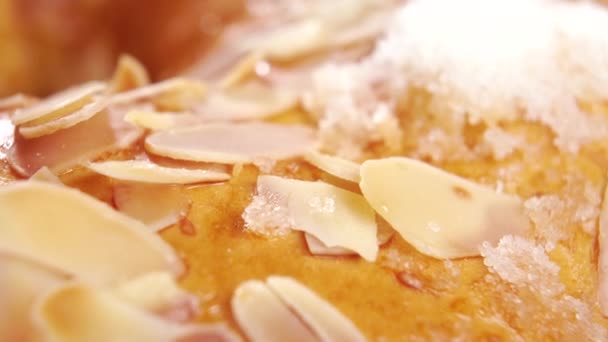 砂糖とナッツと伝統的なロスコン レイエス 王の日のパン エピパニーケーキ スペインのロスカ マクロだ — ストック動画