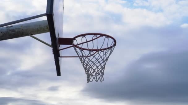 Alte Sport Basketballkorb Mit Einem Netz Auf Dem Hintergrund Der — Stockvideo