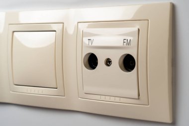 Televizyon ve FM prizleri. Televizyon ve radyo yayını. Medya bilgi kavramı. Propaganda fikri yayınla. Kablo anten prizleri