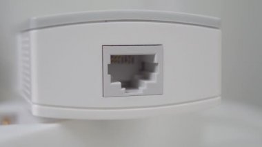 İnternet kablosunu beyaz kablosuz yönlendiriciye bağlayan kişi. LAN kablosu kablosu kablosuz modeme bağlanıyor. Ağ yineleyici ya da genişletici kapat