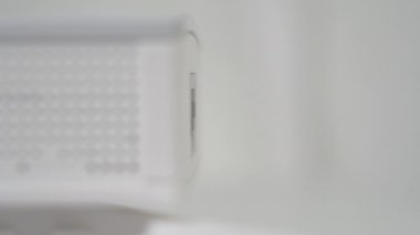 Beyaz bir kablosuz modemi ağ internet bağlantısına bağlıyorum. Ethernet kablosunu yönlendiriciye bağlıyorum. Kapatın. Ağ teknolojisi kavramı