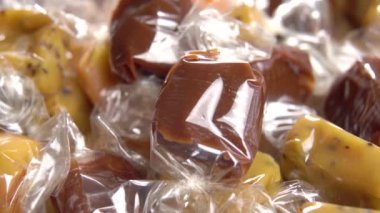 Farklı şekerlemeler, yakın plan. Paketlenmiş şekerleme. Noel hediyeleri. Taffy-toffy. Makro. Döndürme