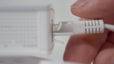İnternet kablosunu kablosuz yönlendiriciye bağlıyorum. Ethernet kablosunu kablosuz modeme bağla. Beyaz arkaplanda