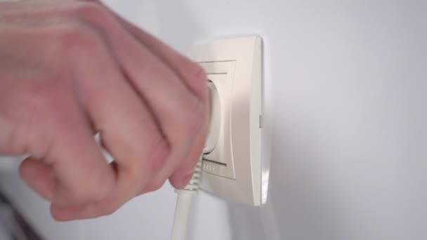 Hand Zieht Stromstecker Aus Haushaltssteckdose Strom Abschalten Sparen Effizienzkonzept — Stockvideo