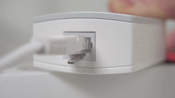 Avbrott Internetanslutningen Koppla Ethernet Kabel Närbild Begreppet Offline — Stockvideo