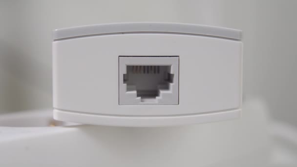Připojení Zástrčky Síťového Kabelu Internetu Pomocí Konektoru Zblízka Routeru — Stock video