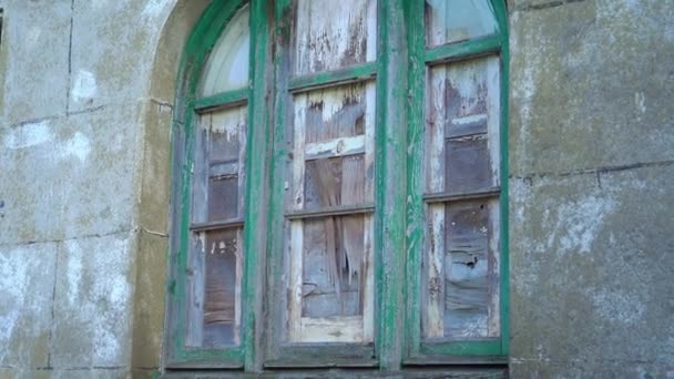 Obsoleto Abandonado Tapiado Encima Ventana Madera Envejecida Casa Vieja Ruinas — Vídeo de stock