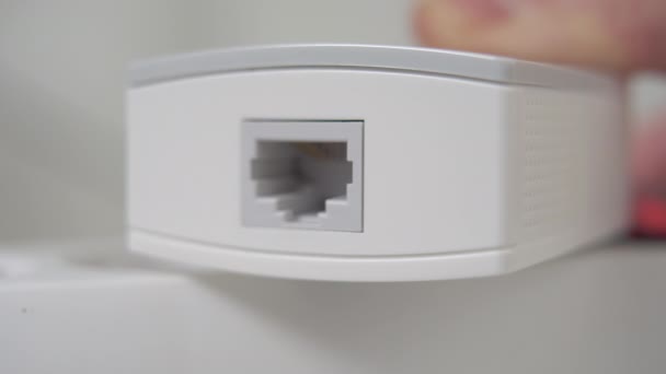 Persona Conectando Cable Internet Router Inalámbrico Enchufes Mano Cable Ethernet — Vídeo de stock