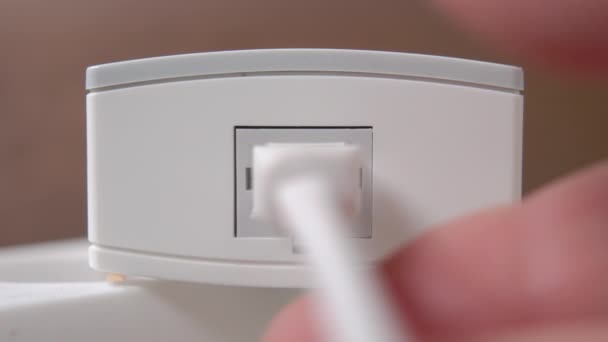 Человек Отключает Интернет Кабель Беспроводного Маршрутизатора Ручной Отсоединяет Белый Ethernet — стоковое видео