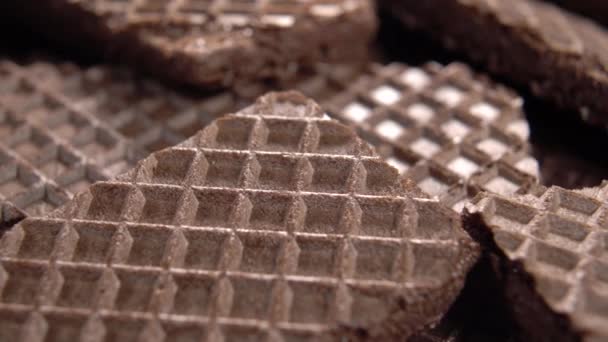 ワッフルブラウンチョコレートクッキーのテクスチャ ウエハークリスピーな表面 ワッフル模様 マクロだ — ストック動画