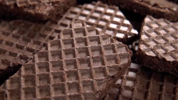 Hoop Heerlijke Chocoladewafels Gestructureerd Bruin Geruit Oppervlak Knapperig Zoet Dessert — Stockvideo