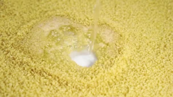 Couscous Kochen Gießen Sie Wasser Einen Haufen Gelber Trockener Körner — Stockvideo