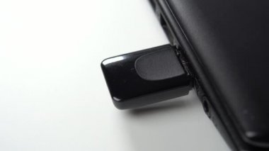 Kablosuz interneti çökertmek için siyah laptoptan USB modemini çıkarıyorum. Kablosuz ağ kesiliyor. Kapat.